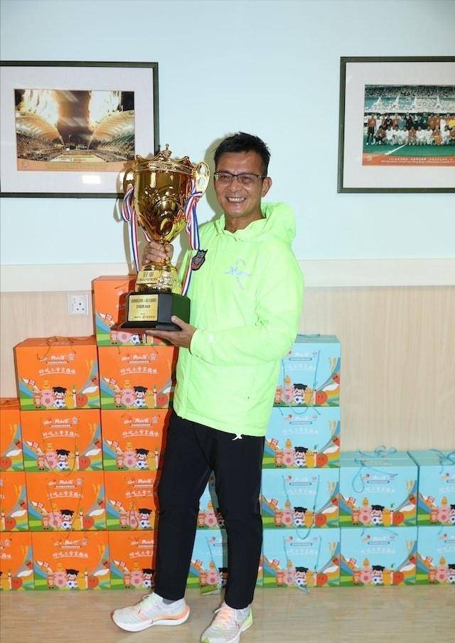 香港知名男星提前庆生！谭咏麟关礼杰等到场，退圈后仍人缘爆棚
